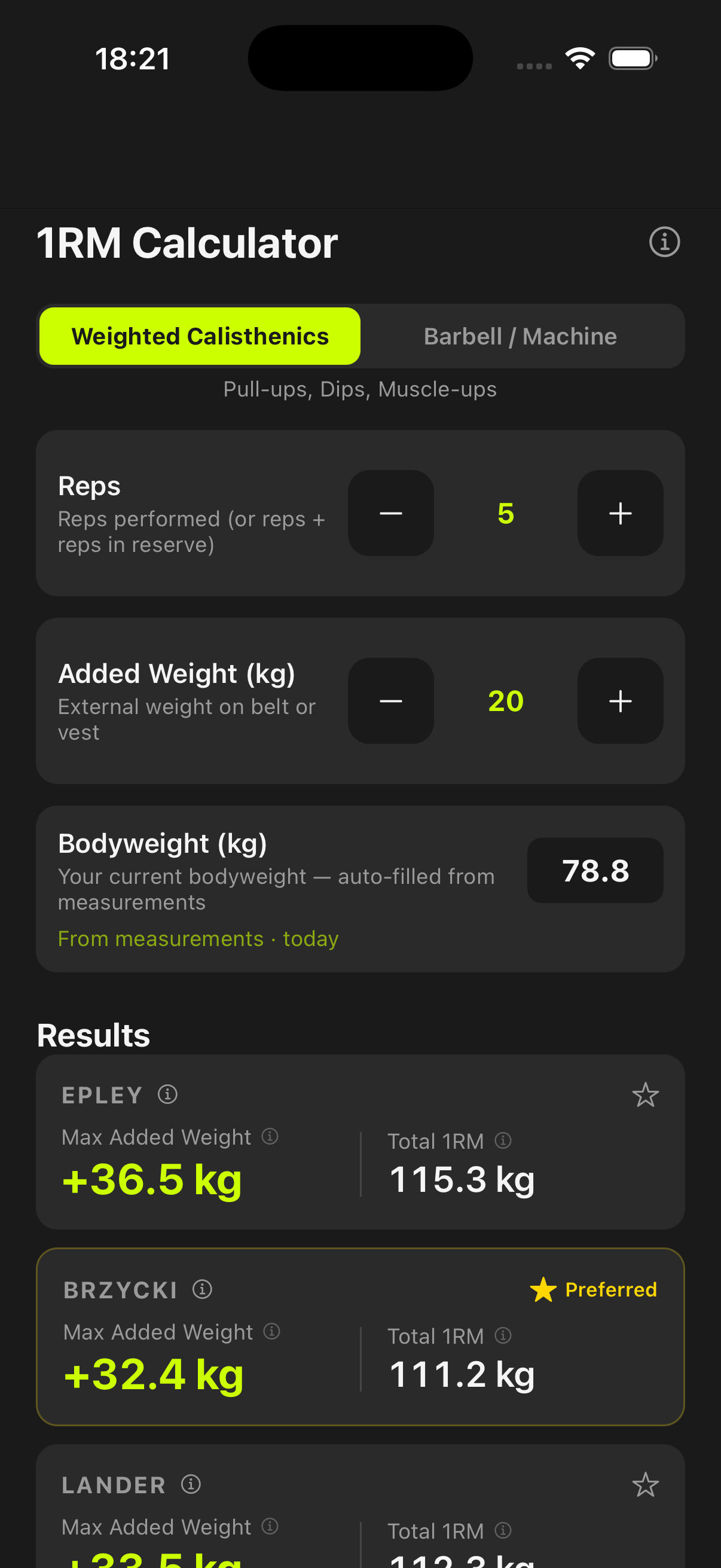 Hauptansicht des 1RM Rechners mit Weighted-Calisthenics-Modus, Reps- und Last-Eingaben sowie Vergleichswerten